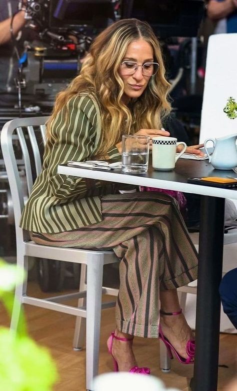 Sarah Jessica Parker Iconic Outfits, Modern Carrie Bradshaw, Sarah Jessica Parker Street Style 2022, Carrie Bradshaw Style Inspiration, Iconic Carrie Bradshaw Outfits, Carrie Bradshaw Closet, Sarah Jessica Parker Hair, Carrie Bradshaw Hair, Sjp Style