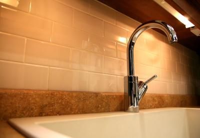 How to Cover an Unattractive Gap Between a Granite Countertop & a Tile Backsplash Replacing Kitchen Countertops, Types Of Countertops, New Countertops, Countertop Surfaces, Kitchen Backsplash Designs, Granite Countertop, Backsplash Designs, Subway Tile Backsplash, Best Kitchen Designs