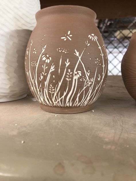 Pottery Etching Clay, Pinch Pot Carving Ideas, Ceramic Engraving Ideas, Carving In Pottery, Scrafitto Ceramic Mugs, Scrafito Ceramics Vase, Ceramics Carved Designs, Earthenware Pottery Ideas, Vase Carving Ideas