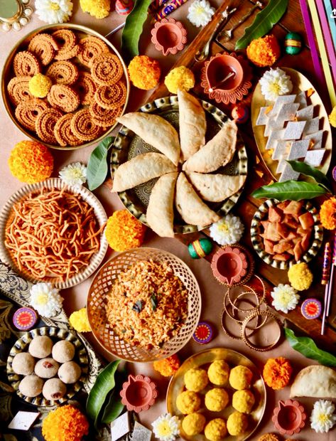 Diwali Food Ideas Indian, Diwali Food Board, Indian Festive Decor, Diwali Food Decoration Ideas, Deepavali Aesthetic, Diwali Food Photography, Diwali Party Food Ideas, Diwali Sweets Photography, Diwali Celebration Pictures