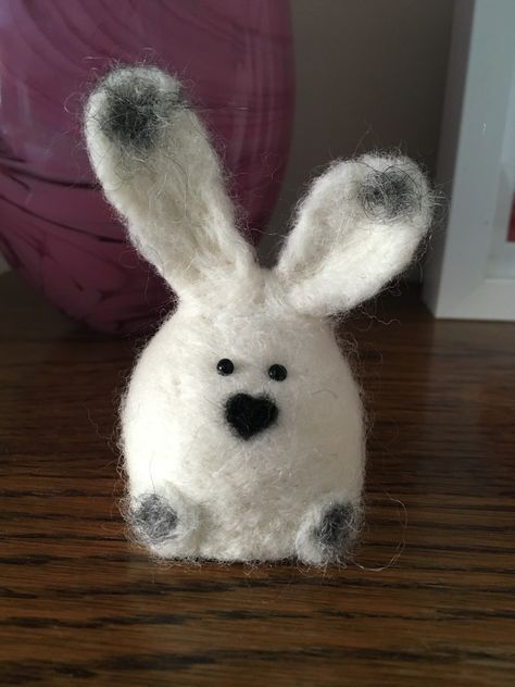 Needle Felt Rabbit, Needle Felted Bunnies, Needle Felted Rabbit, Felted Bunny, Felt Animal Patterns, Needle Felting Diy, Wool Felt Projects, Felt Bunny, Needle Felting Projects