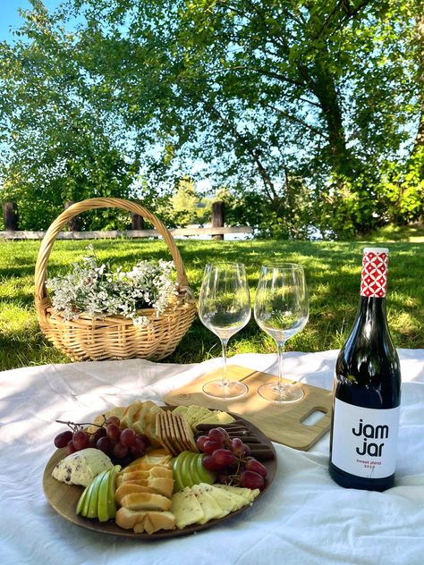 Picnic with a cheese board and red wine. Cheese And Wine Picnic, Simple Picnic Ideas Decoration, Cheese Platter Picnic, Picnic Wine Aesthetic, Wine Picnic Aesthetic, Cheese Board Picnic, Picnic Cheese Platter, Wine Tasting Picnic, Winery Picnic