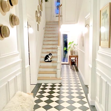 Dietemiet.blogspot.be Chequered Floor Hallway, Foyer Tile Ideas, Chequered Floor, Entryway Tile, Calming Interiors, Victorian Hallway, Victorian Renovation, Hall Flooring, Tiled Hallway