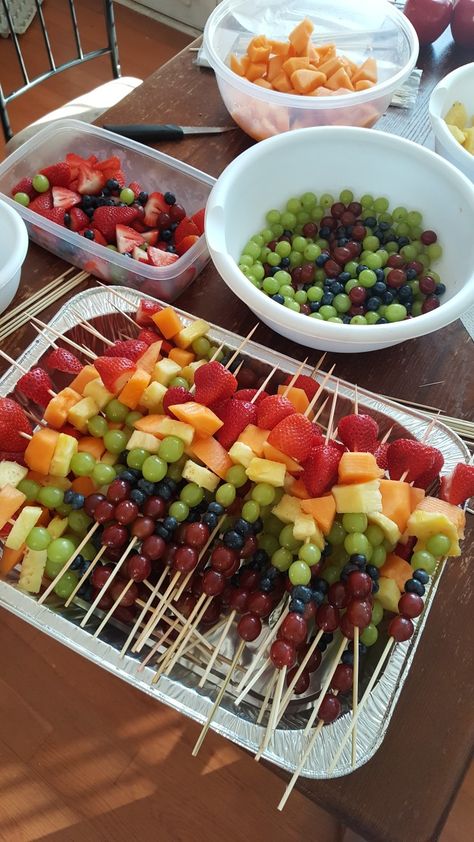 Rainbow Fruit Kabobs! A hit for our kid's graduation party. Health snack between activities. Consists of strawberries, cantaloupe, pineapples, green grapes, blue berries, and purple grapes. All on a skewer! Kids and adults will lo e them! Pink Fruit Kabobs, Melon Kabobs, Cute Fruit Kabob Ideas, Candy Pineapples And Grapes, Rainbow Fruit Kabobs Skewers, Skewer Appetizers Cold Fruit, Rainbow Fruit Kabobs, Easy Fruit Salad Recipes, Fruit Creations