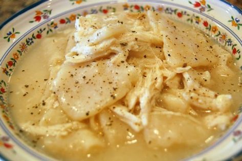 Chicken and Dumplings (Pioneer Woman Ree Drummond) Recipe by RHOORN via @SparkPeople Cracker Barrel Chicken And Dumplings, Barefoot Neighbor, Cracker Barrel Chicken, Homemade Chicken And Dumplings, Diner Recept, Crock Pot Recipes, Dumpling Recipe, Good Eat, Cracker Barrel