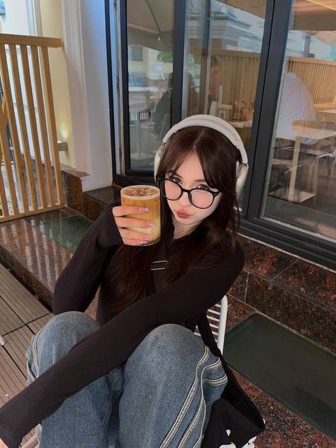 Glasses Poses Photo Ideas, Selfie With Glasses, Korean Glasses, Glasses Inspiration, Nyc Fits, Model Aesthetic, Stylish Glasses, Best Photo Poses, Selfie Ideas Instagram