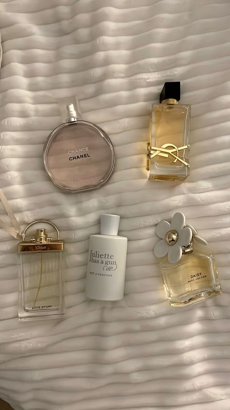 How To Organize Perfumes On Dresser, Aesthetic Expensive, Chloe Aesthetic, Expensive Aesthetic, Profumo Victoria Secret, Koleksi Parfum, Aesthetic Perfume, Perfume Organizer, Perfume Chanel