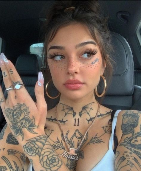 Paznokcie Hello Kitty, Woman With Tattoos, Face Tats, Small Neck Tattoos, Face Tattoos For Women, Girl Neck Tattoos, Grunge Tattoo, Neck Tattoos Women, Tattoed Women