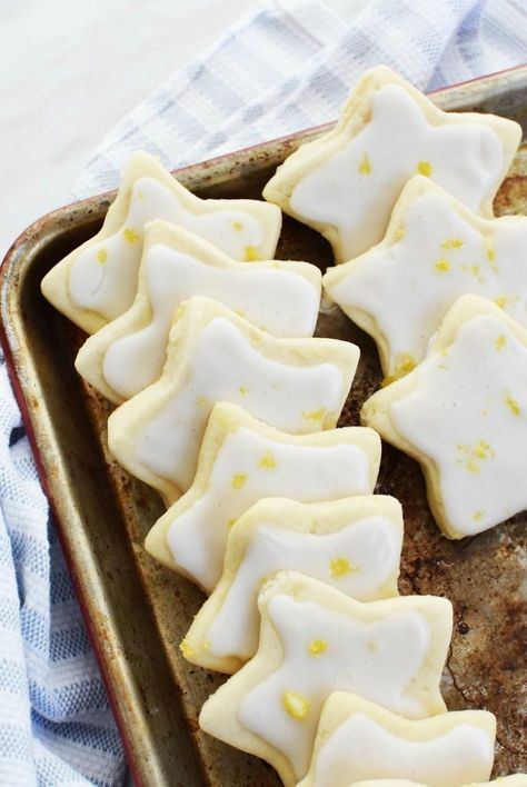 The BEST Lemon Shortbread cookies. These Lemon Shortbread Cookies are iced with a delicious lemon icing and are buttery, soft, and delicious! Perfect for any time of the year, this dough can be made ahead of time. #ChristmasCookies #cookies #lemon #shortbread Lemon Icing Cookies, Iced Lemon Shortbread Cookies, Citrus Shortbread Cookies, Cookies Lemon, Homemade Shortbread, Lemon Shortbread, Lemon Shortbread Cookies, Lemon Cookies Recipes, Lemon Bar