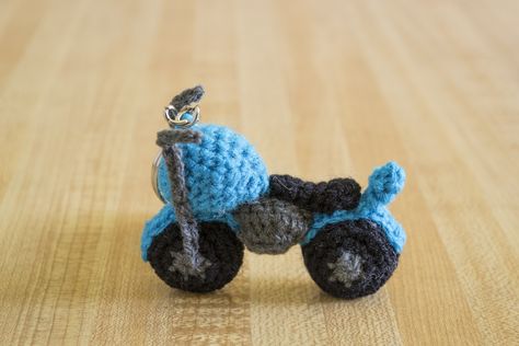 moto tejida al crochet Crochet Vehicles, Crochet Images, Car Crochet, Crochet Food, Crochet Keychain, Crochet Crafts, Crochet Toys, Crochet Amigurumi, Fun Crafts