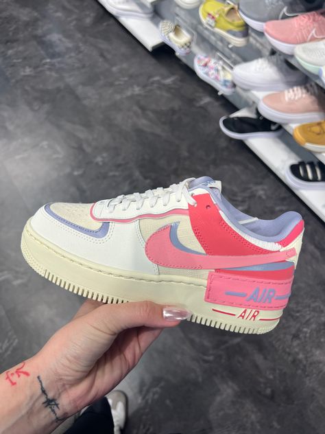 Nike Af1 Shadow Pink, Pink And Purple Nike Shoes, Air Force 1 Leggings Outfit, Air Force 1 Leggings, Nike Air Force 1 Shadow Outfit, Pink Air Force 1 Outfit, Outfit With Nike Air Force 1, Air Force 1 Outfit Ideas, Purple Air Force 1