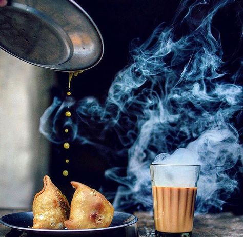 2,774 Likes, 121 Comments - LBB Delhi NCR (@lbbdelhincr) on Instagram: “#ifoundawesome 😍 Tag a friend you want to go Janpath shopping with! 📸 by @misstwinklingtoes” Chai Samosa, Indian Food Photography, Desi Street Food, Chai Coffee, Coffee Shop Photography, Chai Recipe, Indian Tea, Om Namah Shivaya, Steamed Vegetables