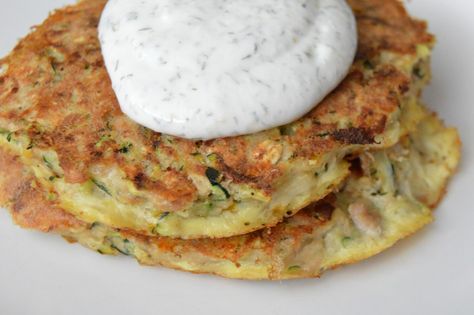 Low Carb Zucchini Tuna Cakes. Only 280 calories and 34 g protein! Very low in carbs, but high in protein - 34g! This keto recipe is a great-tasting healthy meal. Tuna Cakes Recipe, Tuna Zucchini, Cake Sizes And Servings, Healthy Cooking Recipes, Low Carb Healthy, Tuna And Egg, Tuna Cakes, Cottage Cheese Snack, Low Carb Meal