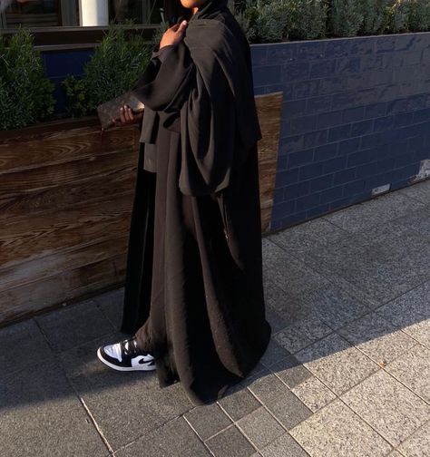 Black Hijabi Girl, Islamic Modest Fashion, Abaya Outfit, Stile Hijab, Modern Hijab Fashion, Modest Fashion Hijab, Muslim Outfits Casual, Muslim Fashion Hijab Outfits, Hijabi Fashion Casual