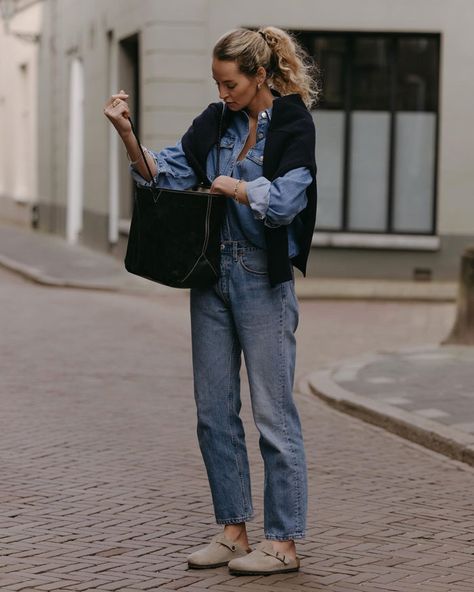 Birkenstock Potato Shoes Outfit, Boston Mules Outfit, Birkenstock Mules Outfit, Anouk Yve Style, Vintage Levis Jeans Outfit, 501 Levis Women Outfits, Vintage Levis Outfit, Birkenstock Boston Clog Outfit, Levis 501 Outfit