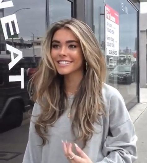 Light Brown Hair With Blonde Balayage And Curtain Bangs, Bright Partial Highlights, Level 2 Hair With Highlights, Madison Beer Blonde Highlights, Blond Hair For Brown Eyes, Brown Hair With Blonde Highlights Curtain Bangs, Madison Beer Blonde Hair, Madison Beer Highlights, Balaye Hair