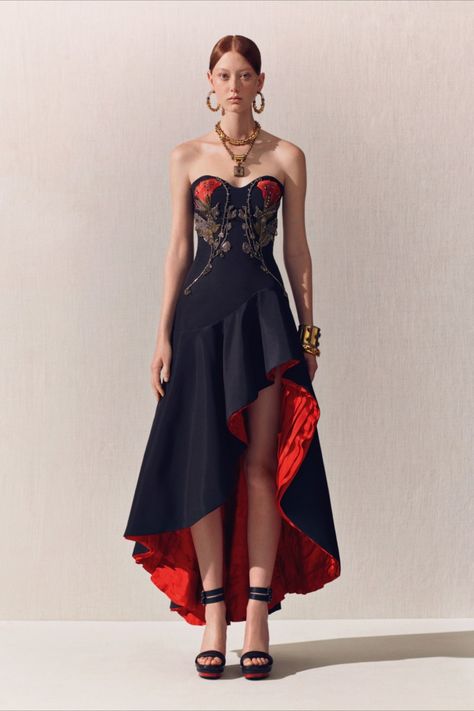 Alexander McQueen Resort 2020 Alexander Mcqueen Style, Alexander Mcqueen Dress Haute Couture, Alexander Mcqueen Haute Couture, Alexander Mcqueen Fashion Show, Alexander Mcqueen Gown, Alexander Mcqueen Resort, Alexander Mcqueen Designs, Alexander Mcqueen Couture, Alexander Mcqueen Collection