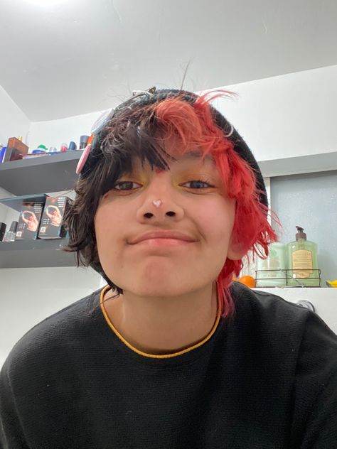 Alt trans makeup he/they nonbinary makeup enby split dye hair red and black split dye brown skin makeup Red And Black Split Dye, Red Split Dye, Dye Hair Red, Nonbinary Makeup, Trans Makeup, Strawberry Hair Color, Split Dye Hair, Split Dye, Split Dyed Hair