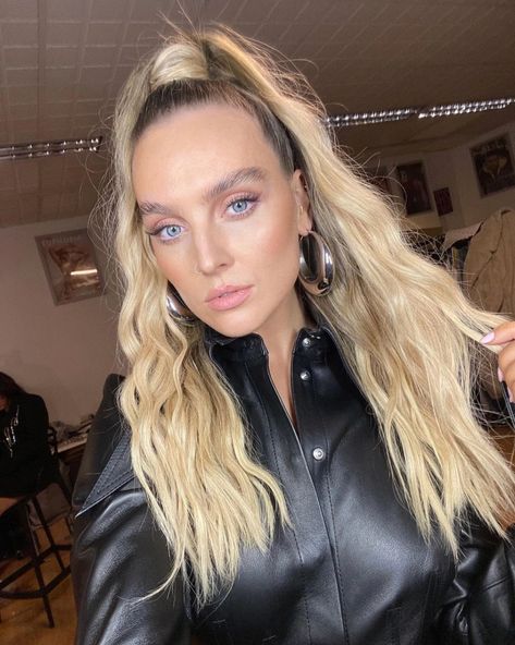 Little Mix's Perrie Edwards shows off her incredible legs as she sizzles in black leather outfit Perrie Edwards Hair, Black Leather Outfit, Wrap Around Ponytail, Event Makeup, Glam Outfit, Jesy Nelson, Romantic Outfit, Perrie Edwards, Ponytail Extension