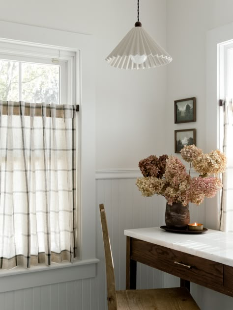 Diy Corner Bench, Door Shades, Pleated Lampshade, Dried Hydrangeas, Decor Studio, Cafe Curtains, Diy Door, Home House, Interior Design Inspiration