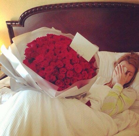 Would love to wake up with such a surprise!big bouquet of red roses! Scott Mccall, Romantic Moments, Love Rose, Girls Dream, Love Couple, Love Flowers, San Valentino, My Flower, Picture Perfect