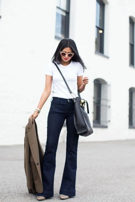 Keep It Simple with Dark Denim Flares and a White Tee Black Flare Jeans Outfit, Flare Jean Outfit, Sheryl Luke, Style Flare Jeans, Walk In Wonderland, Black Flared Jeans, Flare Jeans Outfit, Black Flare Jeans, Flair Jeans