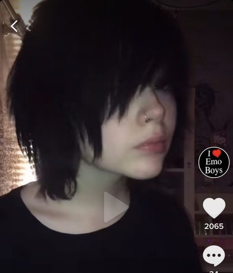 Short Emo Haircuts For Guys, Choppy Emo Hair, Short Emo Hair 2000s, Emo Hair 360, Emo Haircuts Medium, Scene Short Hair, Emo Hair Boy, Emo Haircuts Short, Emo Short Hair