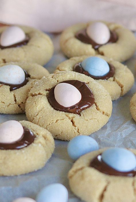 Easter Thumbprint Cookies, Easter Dessert Ideas, Easter Baking Recipes, Chocolate Thumbprint Cookies, Cadbury Eggs, Peanut Butter Blossom Cookies, Blossom Cookies, No Egg Cookies, Easter Desserts