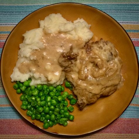 Smothered Round Steak, Tenderized Round Steak, Smothered Steak, Mashed Potatoes And Gravy, Potatoes And Gravy, Round Steak Recipes, Pork Crockpot Recipes, Steak And Onions, Swiss Steak