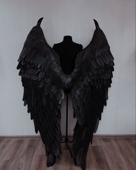 Black Wing Aesthetic, Torso Corset Outfit, Cosplay With Wings, Dark Fantasy Costumes, Black Angel Wings Aesthetic, Black Wings Aesthetic, How To Make Wings Costume, Wing Aesthetics, Dark Fantasy Clothing