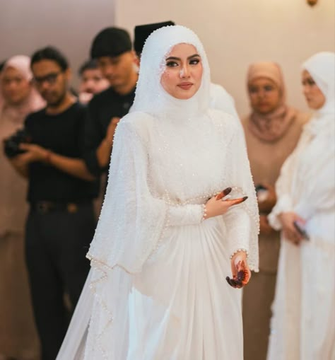 Hijabi Bride White, Dahlia Rizal, Pengantin Modern, Bridal Hijab Styles, Nikah Outfit, Hijabi Brides, Muslim Wedding Photography, Wedding Event Dresses, Muslimah Wedding Dress