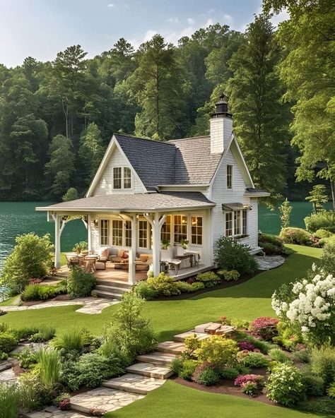 Modern Country House Aesthetic, Country House Aesthetic, Aesthetic House Exterior, Casa Aesthetic, Modern Country House, Country Modern Home, Cute Little Houses, Cottage Lake, Boho Contemporary