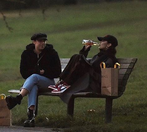 Paparazzi Photos, Teenage Dream, Instagrammer, 가을 패션, Two People, Drinking Beer, Bella Hadid, Looks Vintage, Park Bench