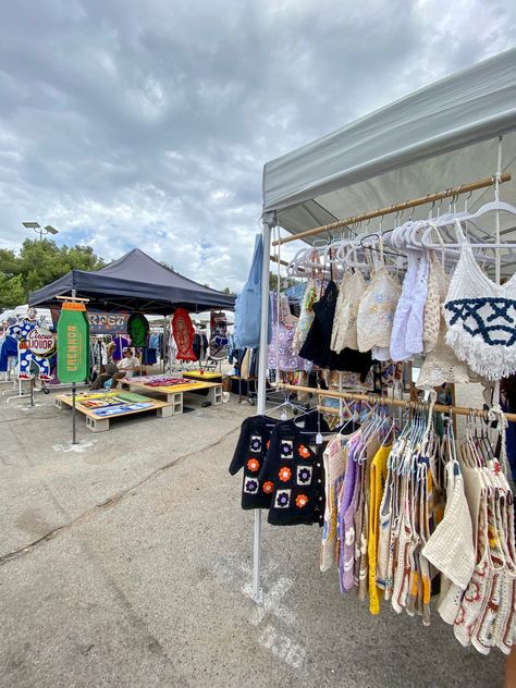 Clothing Market Stall Display Ideas, Mini Boutique Ideas, Pop Up Clothing Display, Clothing Booth Display Ideas, Clothing Pop Up Shop Ideas, Flea Market Booth Display Ideas, Flea Market Set Up, Clothing Booth, Bazaar Booth