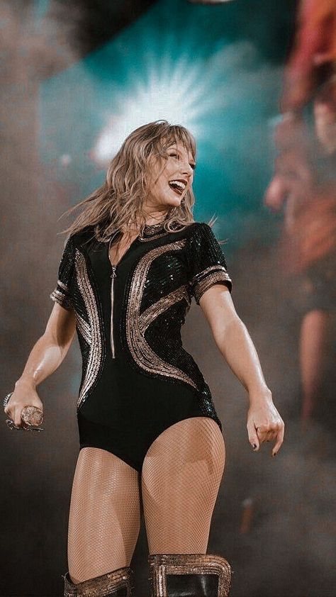 Style Taylor Swift, Reputation Stadium Tour, Taylor Swift Legs, Taylor Swift Tour Outfits, Swift Tour, Estilo Taylor Swift, Romee Strijd, Stadium Tour, Taylor Swift Outfits