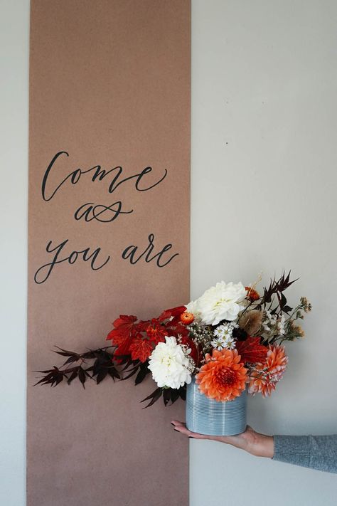 Women Conference Decor, Friendsgiving Centerpiece Ideas, Thanksgiving Party Decorations Diy, Ladies Fall Party Ideas, Friendsgiving Wall Decor, Thanksgiving Brunch Decor, Friends Giving Decorations, Girlfriends And Gratitude Party, If Gathering 2024