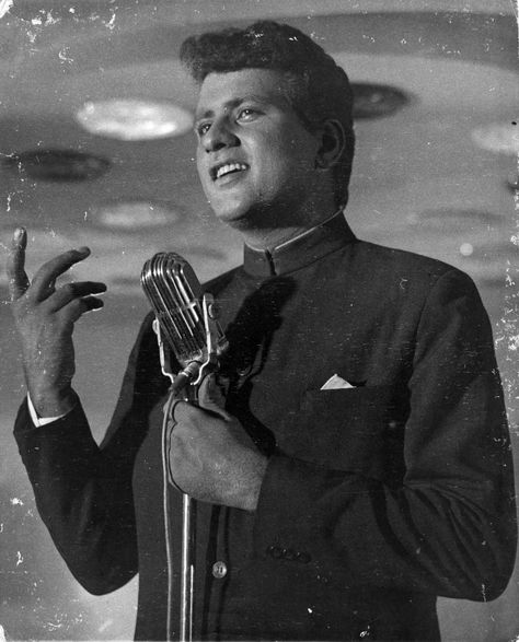 .Best known for his patriotic films Purab Aur Paschim, Upkar and Kranti, Manoj Kumar is one of the finest actors Hindi cinema has ever Some actors are known for their style. Some for their versatility. Manoj Kumar is famous for his on-screen patriotism, which is so deeply etched in public memory that he came to be known as 'Bharat Kumar.' . Manoj Kumar Actor, Bollywood Retro, Old Film Stars, Manoj Kumar, Rajesh Khanna, Vintage Vignettes, Bollywood Pictures, Indian Actors, Retro Bollywood