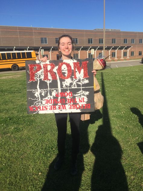 Stranger things - the upside down promposal Scream Homecoming Proposal, Stranger Things Promposal, Emo Promposal, Girl Ask Guy, Prom Poster, Sadies Proposal, Homecoming Campaign, Cute Promposals, Dance Proposals