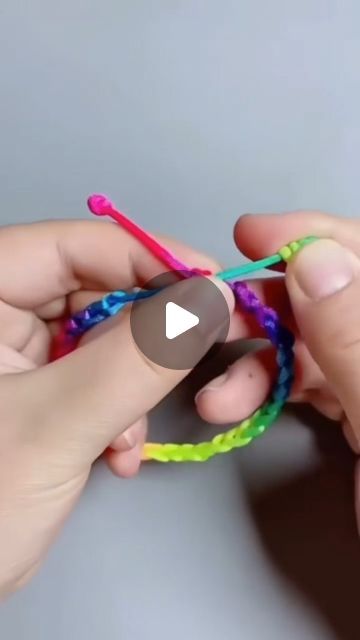 Kids Bracelet Ideas, Quick Craft Ideas, Easy Bracelets To Make, Colours Bracelet, Art Camp Projects, Knots Jewelry, Wool Crafts Diy, Diy Friendship Bracelets Tutorial, Friendship Bracelet Patterns Easy