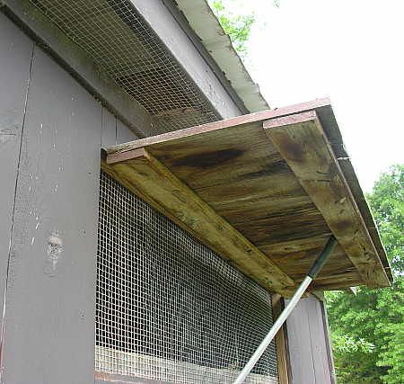 Chicken coop ventilation with window and soffits Indoor Chicken Coop, Chicken Coop Ventilation, Coop Ventilation, Indoor Chicken, Hen Houses, Chicken Coop Ideas, Easy Chicken Coop, Chicken Home, Portable Chicken Coop