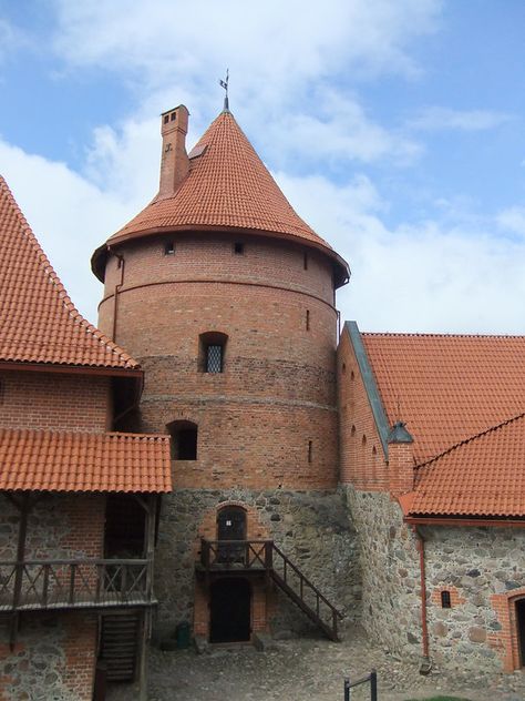 Trakai Island Castle, Trakai, Lithuania - SpottingHistory.com Duloc Castle, Pembroke Castle, Tulloch Castle Scotland, Trakai Island Castle, Garibaldi Castle, Llansteffan Castle, Gate House, Lithuania, 15th Century