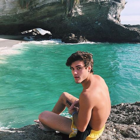 Beach day Ethan Dolan Instagram, Ethan And Grayson Dolan, Ethan Dolan, Grayson Dolan, Dolan Twins, Twin Brothers, Fashion Photoshoot, Man Humor, Model Photography