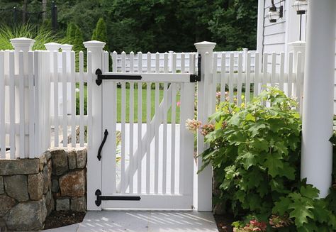 Picket Fencing can really dress up your home and make a huge improvement of how your house looks. See our gallery from white to cedar picket fence designs. Fence And Gate, Gate Ideas, Home Bunch, Lattice Fence, Fence Styles, Diy Fence, Garden Arbor, Front Yard Fence, White Picket Fence