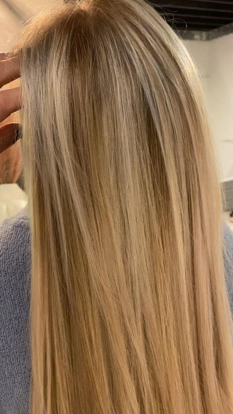 Honey Blond Straight Hair, Honey Blonde Balayage Layers, Natural Golden Highlights, Golden Blonde Highlights On Blonde Hair, Straight Honey Blonde Hair, Sombre Hair Blonde, Honey Blonde Straight Hair, Blonde Hair Yellow, Sombre Blonde