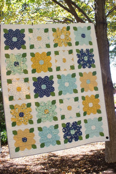 Riley Blake Quilt Patterns, Picnic Quilts, Quilt Business, Riley Blake Quilt, Daisy Fields, Flower Quilt Patterns, Girl Quilts, Picnic Quilt, Spring Quilts