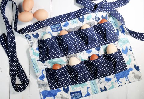 Learning how to sew an egg apron is super simple with this free pattern! This easy project is excellent for someone with a beginners skill level. It is a great introduction into sewing for the Egg Gathering Apron Pattern Free, Easy Apron Pattern Free, Adult Apron Pattern Free, Diy Aprons Easy Free Pattern, Aprons Diy Patterns, How To Make Aprons, Easy Apron Pattern, Childrens Apron Pattern, Bib Apron Pattern