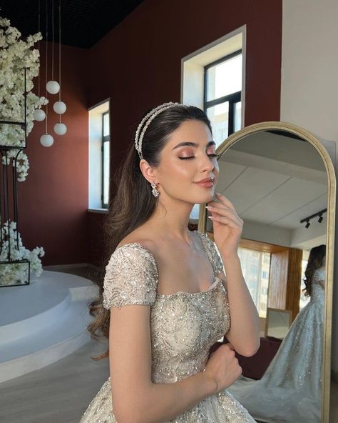 Glam Bride Makeup, Bride Dress Simple, Classy Wedding Dress, Stylish Wedding Dresses, Dream Wedding Ideas Dresses, Wedding Aesthetic, Classy Wedding, Gorgeous Wedding Dress, Wedding Dress Trends