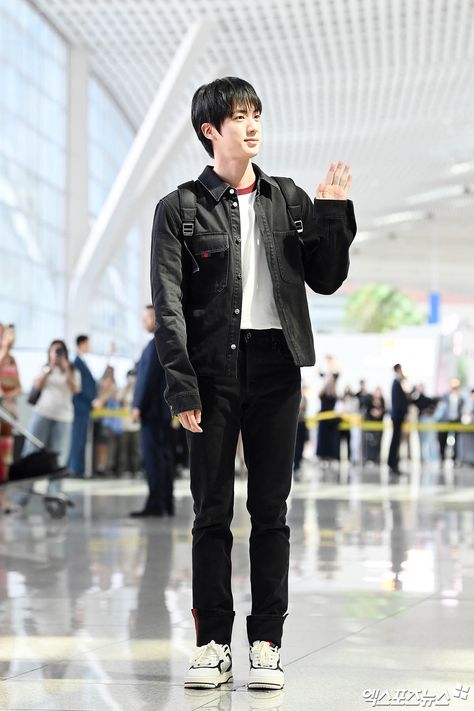 Jin Gucci, Bts Airport, Airport Photos, Bts Aesthetic Wallpaper For Phone, Bts Pics, Icn Airport, Airport Fashion, Worldwide Handsome, Kim Jisoo