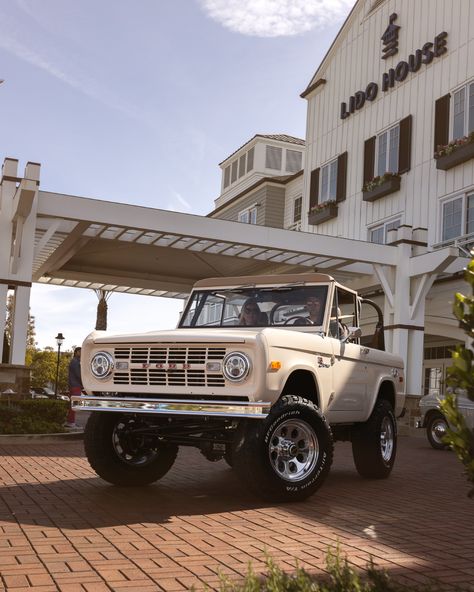 Old Bronco Ford, Vintage Bronco Ford, Retro Bronco, 1974 Bronco, Ford Bronco Vintage, Vintage Ford Bronco, White Bronco, Vintage Broncos, Old Ford Bronco