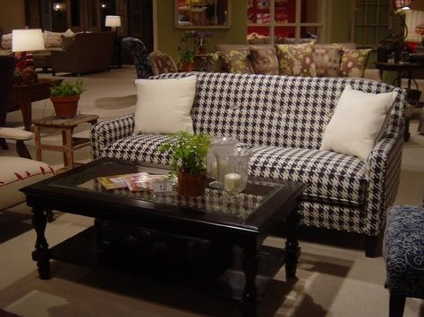 I love Houndstooth <3 Houndstooth Sofa, Home Vibes, Bonus Room, Sofa, Living Room, I Love, Quick Saves